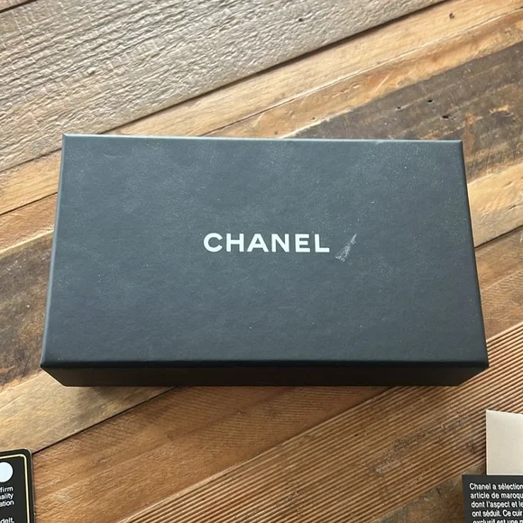 Authentic CHANEL card holder with original box, pouch and cards - Picture 10 of 13
